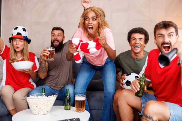 Amis regarde ensemble le match sur IPTV CANADA
